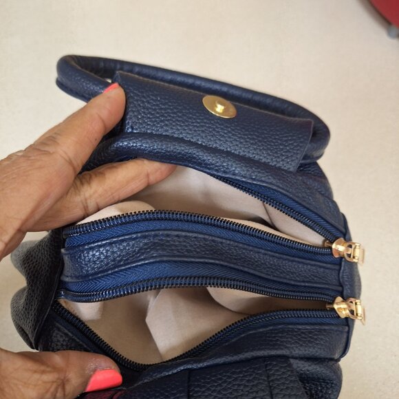 Elegant Navy Blue Handbag with Gold Accent - Picture 8 of 9